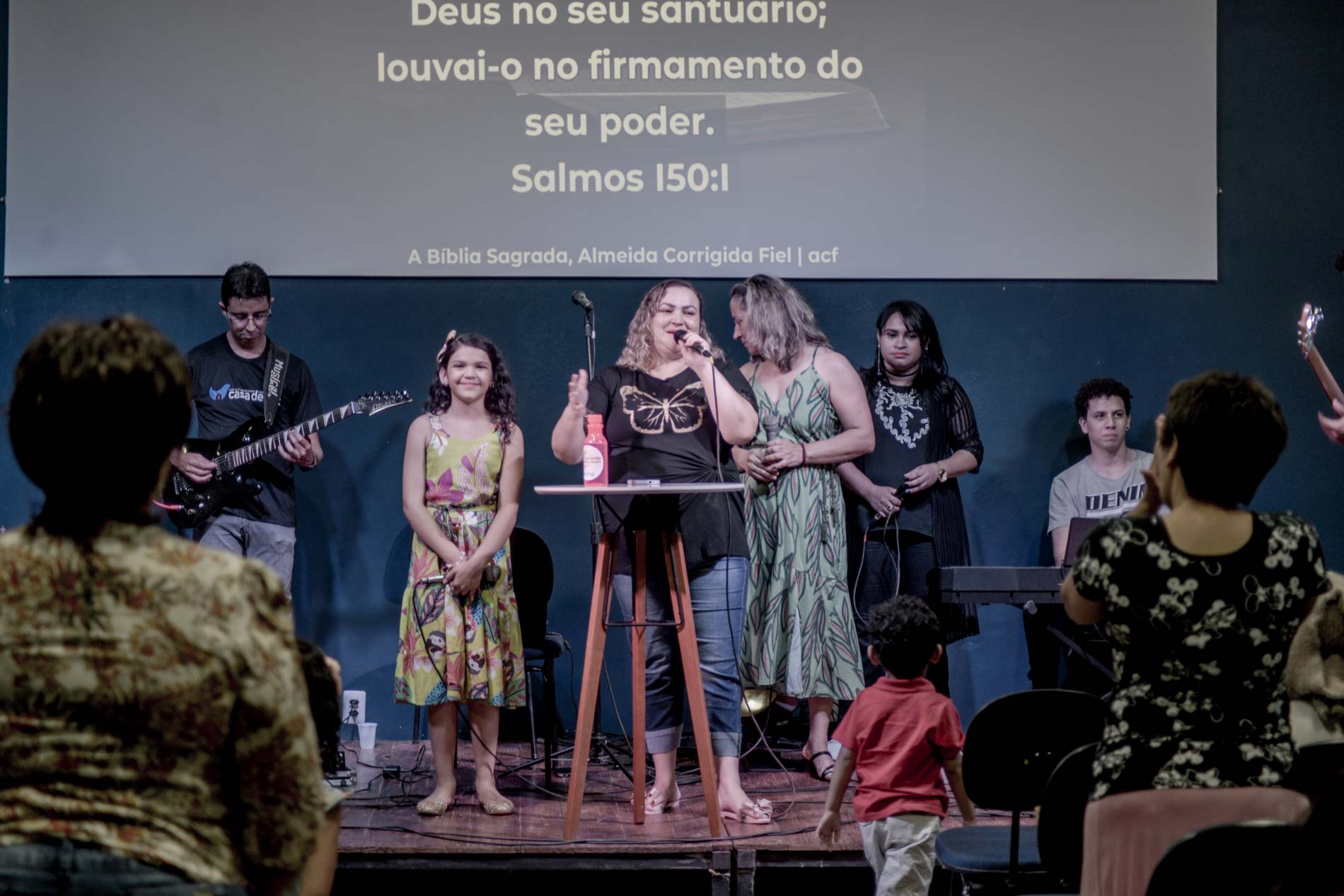 Na Tua Presença: A glória é de Deus